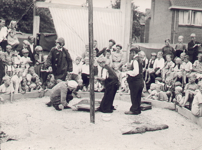 847667 Afbeelding van een optreden van een circus in de St.-Josephlaan te Utrecht.